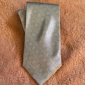 Sophisticated Patterned Tie in Silver